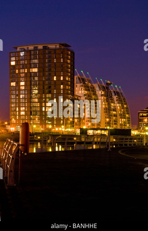 Appartements et bâtiments NV la nuit, Salford Quays, Manchester, Angleterre, RU Banque D'Images