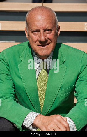 Lord Foster, l'architecte et designer sur le pont avant du YachtPlus Ocean Emerald' Banque D'Images