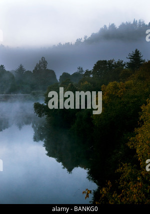 Misty le lever de soleil sur le fleuve russe Banque D'Images