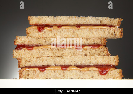 Peanut butter and jelly sandwich sur fond gris Banque D'Images