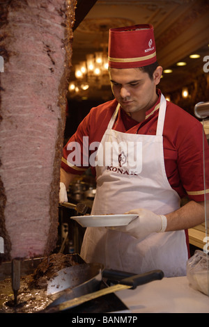 Man slicing la viande au restaurant Konak sur Istiklal Caddesi à Istanbul Turquie Banque D'Images