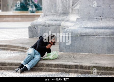 L'homme manger sur la rue de Lisbonne. Le Portugal. L'Europe Banque D'Images