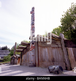 Mâts totémiques haïdas et les maisons de planches au Musée d'Anthropologie, Université de la Colombie-Britannique (UBC), Vancouver, BC, Canada Banque D'Images