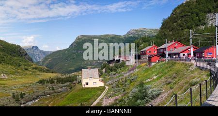 Belle région montagneuse Flamsbana in Norway, Flam gare train touristique Le tourisme de montagne la plus haute gare Norvège ciel bleu saison touristique d'été Banque D'Images