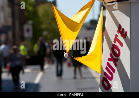 Carton jaune moulin avec word Quioxte en lettres rouges, Brighton Banque D'Images