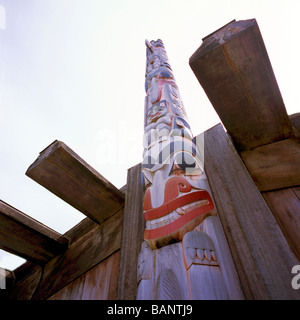 Totem haïda et maison de planches au Musée d'Anthropologie, Université de la Colombie-Britannique (UBC), Vancouver, BC, Canada Banque D'Images