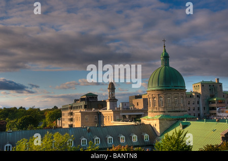 Ville de Montréal vue de la chapelle de l'Hôtel-Dieu et du plateau repas à l'arrière-plan Banque D'Images