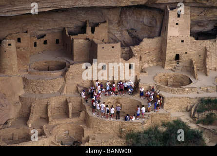 Visiteurs encercler un KIVA à CLIFF PALACE la plus grande ruine de l'Anasazi Mesa Verde National Park Banque D'Images