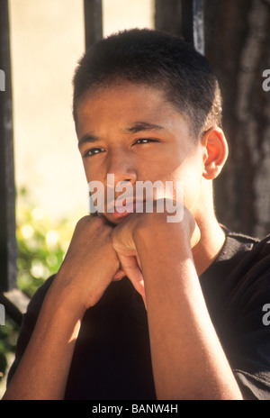 Teen boy pense que réfléchir sérieusement envisager de méditer la pensée Triste Malheureux déprimé part portrait chin Banque D'Images