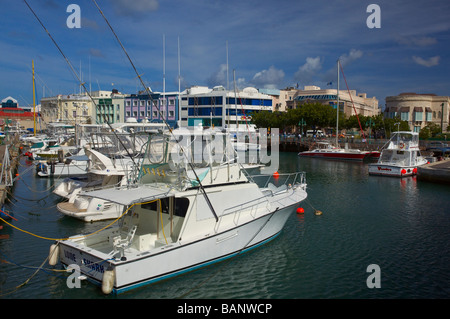 Les bateaux de pêche dans le carénage, le centre-ville de Bridgetown, Barbade Banque D'Images