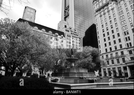 Grand Army Plaza Abondance Pulitzer Statue Fontaine Pomona Plaza Hotel et Bergdorf Goodman a conserver dans l'arrière-plan Banque D'Images