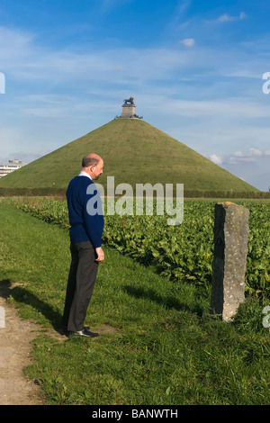 Les touristes à la recherche à une stèle sur le site de la bataille de Waterloo Brabant Belgique Banque D'Images