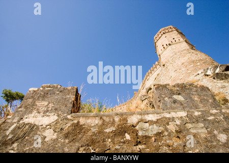 Low angle view of un fort, Fort de Kumbhalgarh, Udaipur, Rajasthan, Inde Banque D'Images