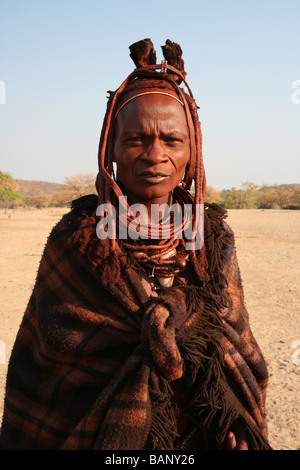 Portrait de femme de la tribu Himba aîné en vêtements traditionnels, la rivière Kunene, Namibie, Afrique Banque D'Images