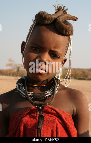 Portrait de la tribu Himba Garçon avec des cheveux tressés prises Nr rivière Kunene, Namibie, Afrique Banque D'Images
