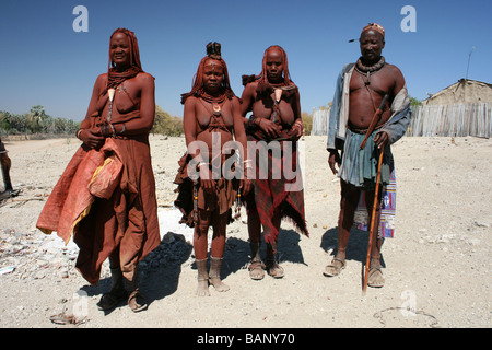 Groupe de personnes de la tribu Himba en vêtements traditionnels Nr rivière Kunene, Namibie, Afrique Banque D'Images