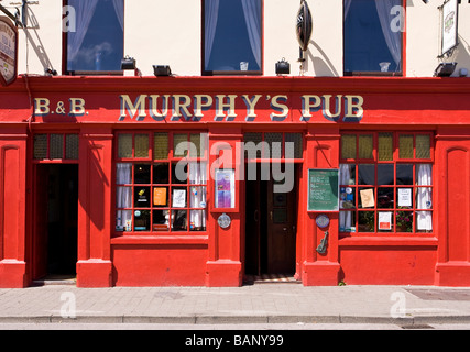 Bar irlandais traditionnel dans l'ouest de l'Irlande avec sa façade colorée. Banque D'Images