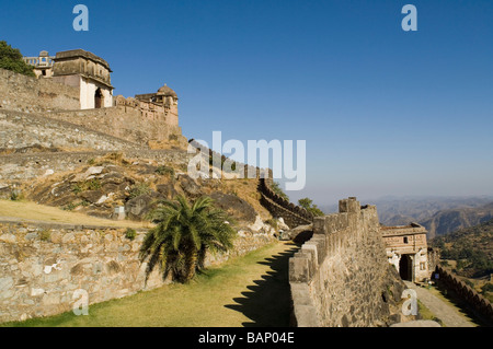 Low angle view of un fort, Fort de Kumbhalgarh, Udaipur, Rajasthan, Inde Banque D'Images