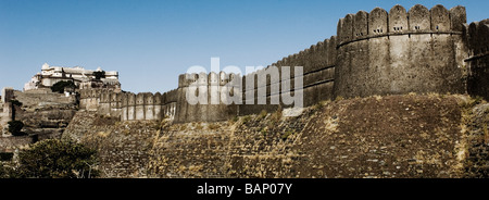 Low angle view of un fort, Fort de Kumbhalgarh, Udaipur, Rajasthan, Inde Banque D'Images