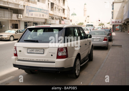 Range Rover Sport blanc garé sur une rue principale de la vieille ville Doha Qatar Banque D'Images