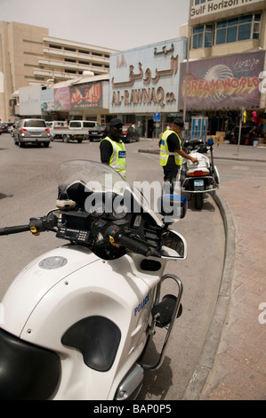 Des policiers en patrouille moto du Qatar dans la vieille ville Souq à Doha Banque D'Images