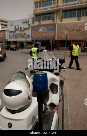 Des policiers en patrouille moto du Qatar dans la vieille ville Souq à Doha Banque D'Images