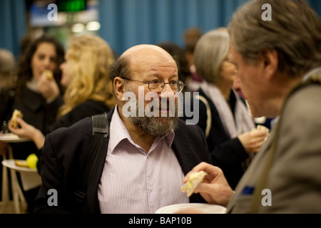 La Convention sur la liberté moderne Londres Angleterre 28 Février 2009 : Les gens de manger pendant la pause de midi Banque D'Images