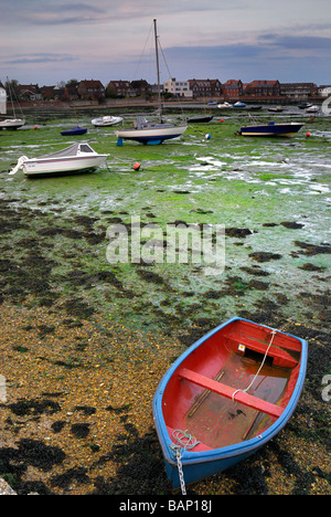 Bateaux échoués à marée basse dans le port de Chichester Emsworth England UK Banque D'Images