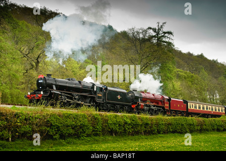 Le moteur Royal Scot LMS Ex 4 6 0 Pas de 6100 construit en 1930 avec une double tête noire Stanier 5 loco No 44801 Banque D'Images