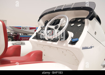 L'équipe de Qatar Bateau sur la Corniche de Doha, la préparation pour le lancement dans la mer avant une ronde de championnat bateau le pouvoir Banque D'Images