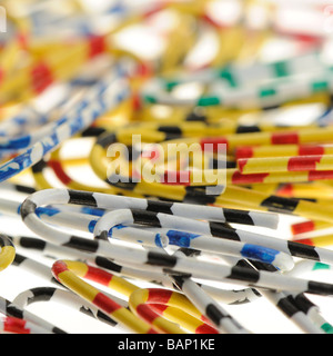 Papier couleur Office clips objet il est isolé sur fond blanc Banque D'Images