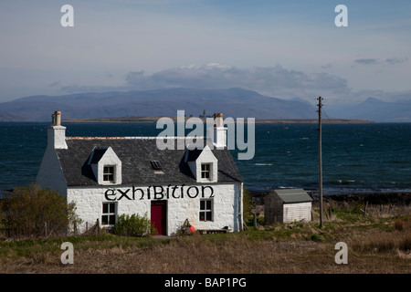 Maison de campagne en pierre carrelée d'un étage située sur la côte du Kyle de Lochalsh, île de Skye, dans les Highlands, Écosse, Royaume-Uni Banque D'Images