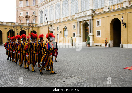 L'élite du Vatican la Garde Suisse pontificale en service par l'entrée de la salle du Pape des appartements et des bureaux Banque D'Images