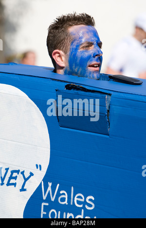 Marathon de Londres, d'un concurrent s'exécutant dans une case bleue Blackheath London UK Banque D'Images