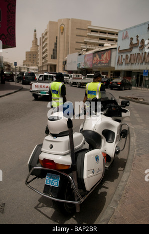 Des policiers en patrouille moto du Qatar dans la vieille ville Souq à Doha Banque D'Images