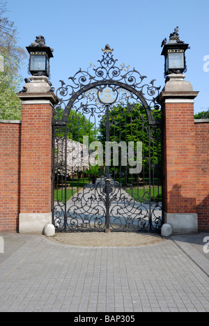 Gate menant dans Holland Park Kensington High Street Londres Banque D'Images