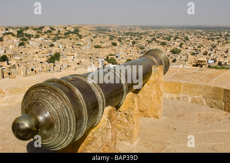 Old cannon dans un fort, Fort de Jaisalmer, Jaisalmer, Rajasthan, India Banque D'Images