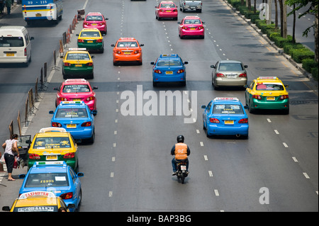 Des taxis colorés et de la circulation près de Chatuchak Weekend Market. Bangkok, Thaïlande. Banque D'Images