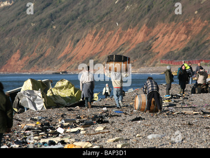 Chargement de la MSC Napoli échoués sur la plage de Branscombe, l'est du Devon Banque D'Images