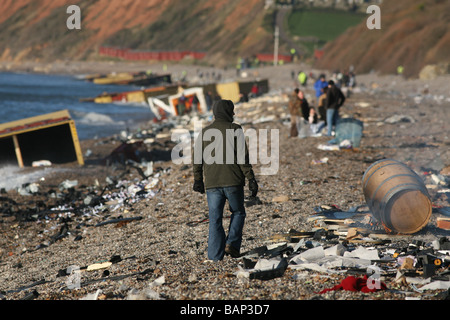 Chargement de la MSC Napoli échoués sur la plage de Branscombe, l'est du Devon Banque D'Images