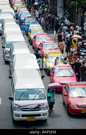 Taxis et minibus colorés près de Chatuchak Weekend Market. Bangkok, Thaïlande. Banque D'Images