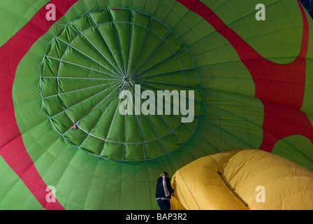 Close up of haut de ballon à air chaud d'être gonflé ; 2009 Chateau d'Oex balloon festival, Suisse. Charles Lupica Banque D'Images