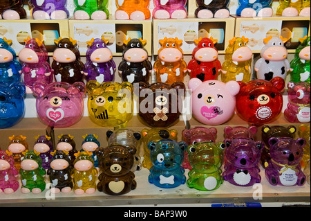 Poupées et jouets colorés sur un étal au marché du week-end de Chatuchak, Bangkok, Thaïlande. Banque D'Images