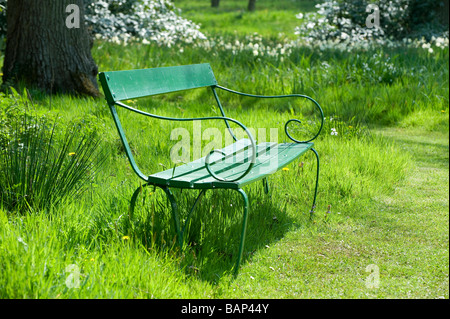 Banc de parc en métal peint vert Banque D'Images