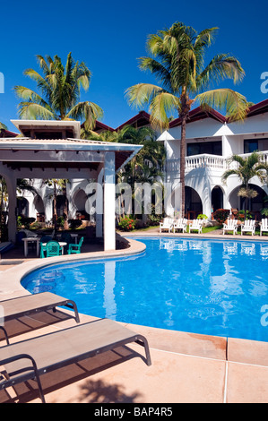 La piscine de l'hôtel Hôtel Zullymar à Tamarindo, Guanacaste, Costa Rica, Amérique Centrale Banque D'Images
