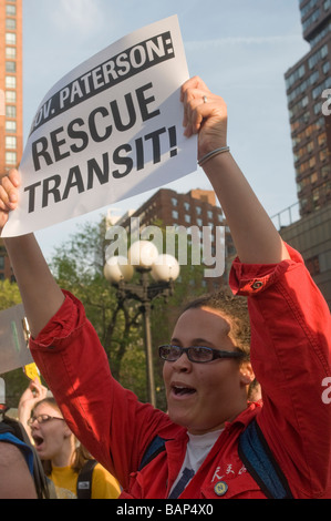 La ville de New York, NY - les membres de la groupe Facebook, un million de personnes contre les coupures de services MTA NYC, rassemblement à Union Square Banque D'Images