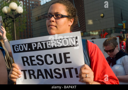 New York City, NY Membres du groupe Facebook, un million de personnes contre les coupures de services MTA NYC, rassemblement à Union Square Banque D'Images