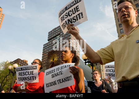 La ville de New York, NY - les membres de la groupe Facebook, un million de personnes contre les coupures de services MTA NYC, rassemblement à Union Square Banque D'Images