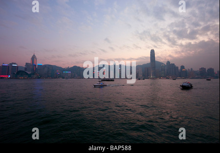 Skyline de Hong Kong au crépuscule - Place centrale et deux SFI sur l'île de Hong Kong, Chine, Asie Banque D'Images