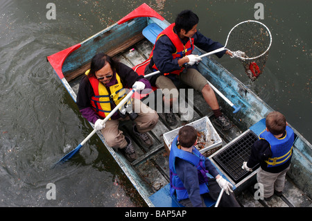 Les bénévoles nettoyer le Gowanus Canal sur le jour de la Terre Banque D'Images